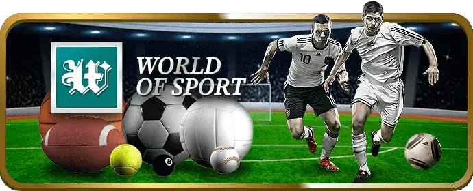 Game thủ chuyên nghiệp đang thi đấu e-sports với màn hình và bàn phím chuyên dụng